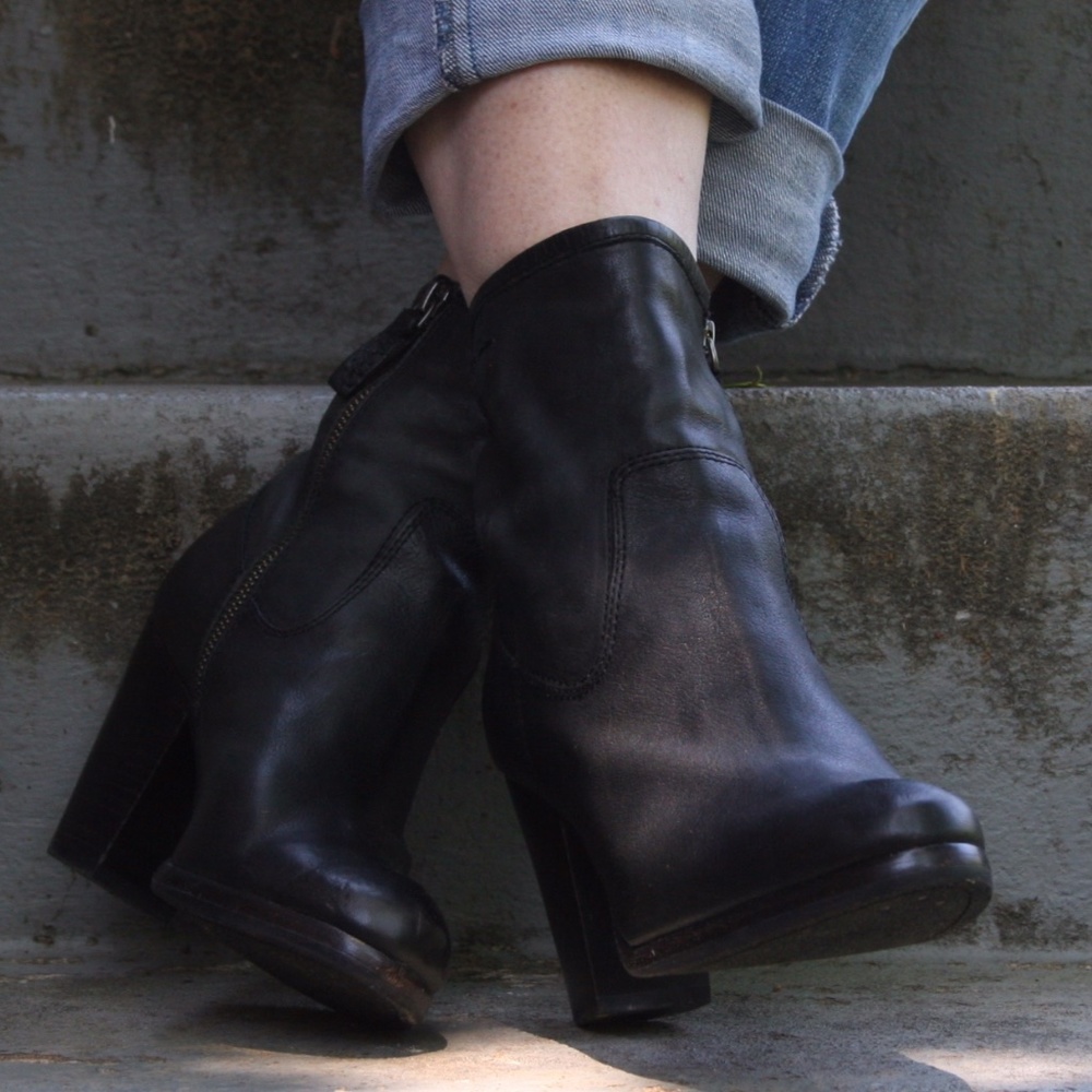 FRYE Woman Artisan Zip Bootie